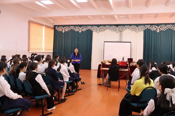 Нығметулла Киікбаев атындағы мектеп-гимназиясында «Бабадан қалған қолтаңба» тақырыбында жылжымалы көрме