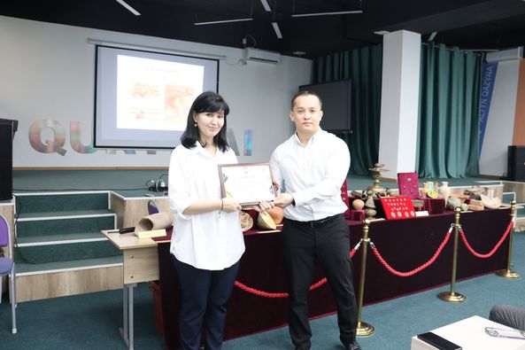 125 International High School Халықаралық жоғарғы мектебіндегі «Наурыз айы – Ұлттық құндылық» атты айлығының аясында «Бабадан қалған қолтаңба» тақырыбында жылжымалы көрме