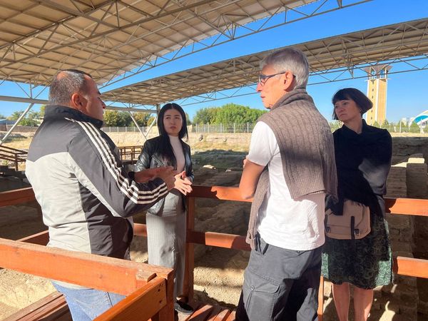 Шотландия жерінен саяхаттап келген қонақтарға экскурсия