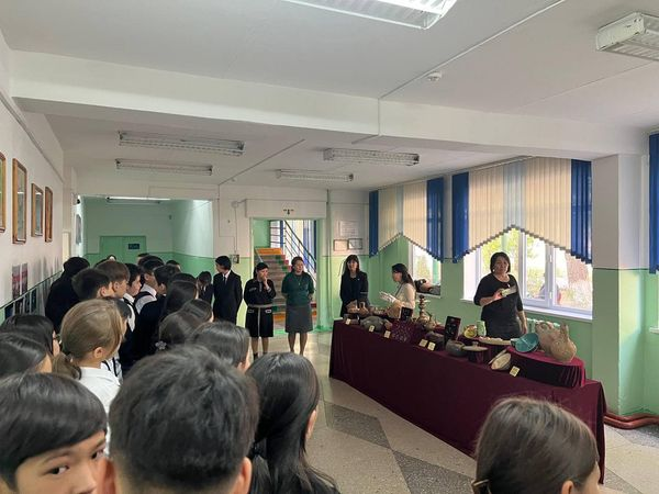 №49 Ы. Алтынсарин атындағы гимназиясының оқушыларына «Тараздың көне тарихы» тақырыбында жылжымалы көрме