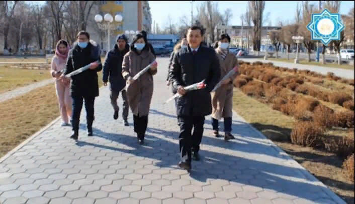 Жамбыл Жабаевтың ескерткішіне гүл шоқтары қойылды