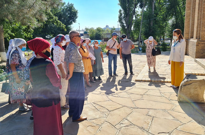 "Ақсу-Жабағлы" шипажайынан келген қонақтар "Қарахан" кесенесінде болды